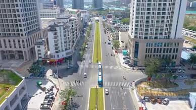 4k航拍三亚城市风光行驶的有轨列车视频的预览图